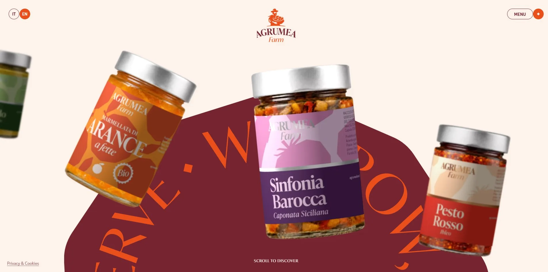 On the home page a dark burgundy blob fills the lower half of the screen with an arc of orange text along its upper edge, and three jam jars lean in front of it, the purple-labelled Sinfonia Barocca in the middle largest, an orange marmalade to its left and a Pesto Rosso to its right slightly smaller, with the AGRUMEA farm wordmark at the top.